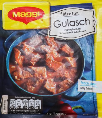 Alman Maggi ürünleri beyaz arka planda Nestle 'a ait. Maggi, uluslararası bir çorba, stok, balık kübü, ketçap, sos, baharat ve hazır erişte markasıdır..