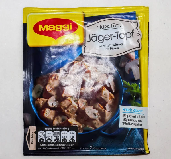 Alman Maggi ürünleri beyaz arka planda Nestle 'a ait. Maggi, uluslararası bir çorba, stok, balık kübü, ketçap, sos, baharat ve hazır erişte markasıdır..