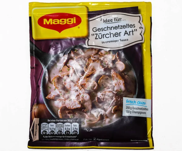 Alman Maggi ürünleri beyaz arka planda Nestle 'a ait. Maggi, uluslararası bir çorba, stok, balık kübü, ketçap, sos, baharat ve hazır erişte markasıdır..
