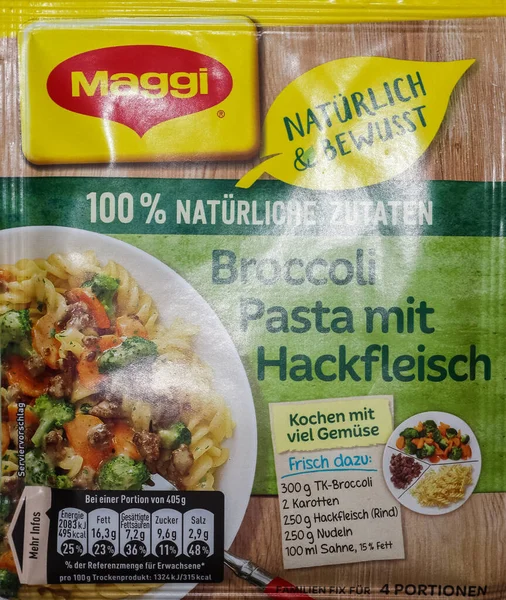 Alman Maggi ürünleri beyaz arka planda Nestle 'a ait. Maggi, uluslararası bir çorba, stok, balık kübü, ketçap, sos, baharat ve hazır erişte markasıdır..