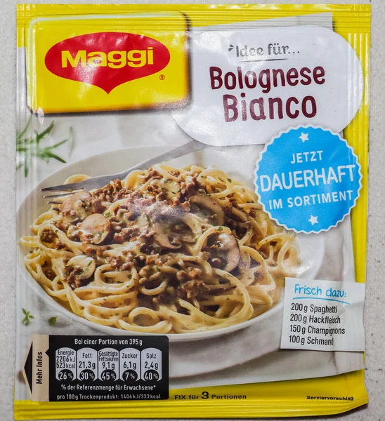 Alman Maggi ürünleri beyaz arka planda Nestle 'a ait. Maggi, uluslararası bir çorba, stok, balık kübü, ketçap, sos, baharat ve hazır erişte markasıdır..