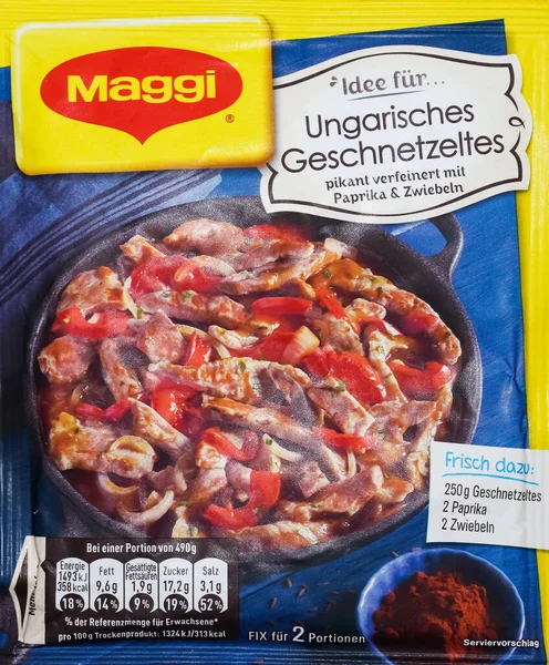 Alman Maggi ürünleri beyaz arka planda Nestle 'a ait. Maggi, uluslararası bir çorba, stok, balık kübü, ketçap, sos, baharat ve hazır erişte markasıdır..