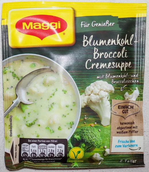 Alman Maggi ürünleri beyaz arka planda Nestle 'a ait. Maggi, uluslararası bir çorba, stok, balık kübü, ketçap, sos, baharat ve hazır erişte markasıdır..
