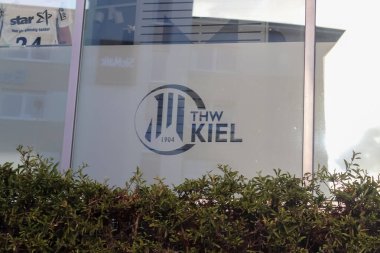 Alman Bundesliga hentbol kulübü THW Kiel 'in kupa ve fan dükkanının arenasında ön manzara.