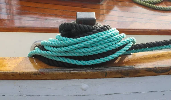 Dettaglio Dettagliato Vicino Corde Corde Nel Sartiame Una Vecchia Barca — Foto Stock