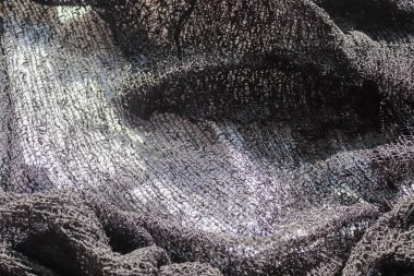 Kumaş pazarında bulunan kumaş ve kumaş örneklerine farklı renklerde yakından bakmak.