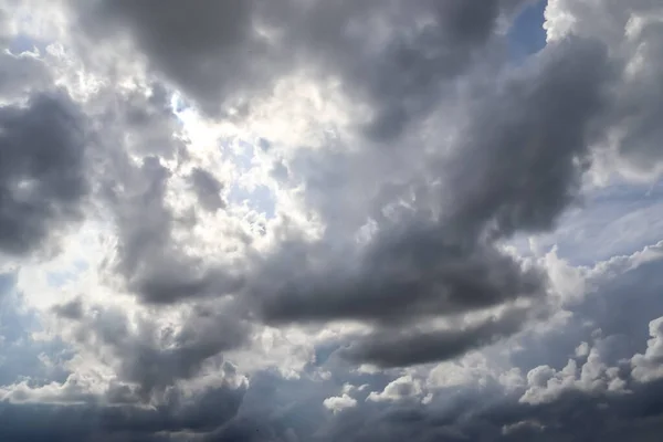 Atemberaubende Dunkle Wolkenformationen Himmel Kurz Vor Einem Gewitter — Stockfoto