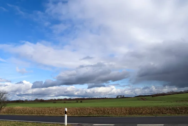 Schöne Wolken Blauen Himmel Über Einer Nordeuropäischen Landschaft — Stockfoto