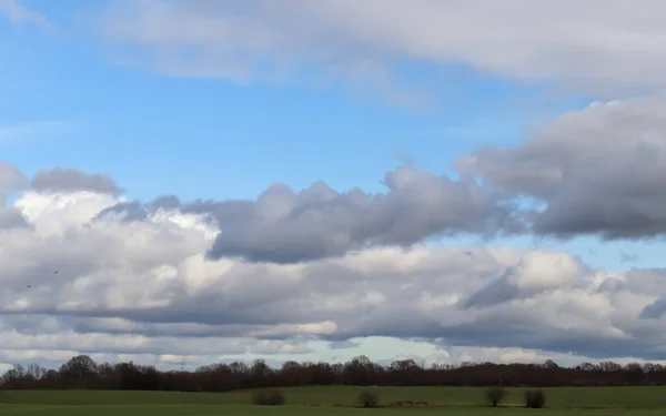 Schöne Wolken Blauen Himmel Über Einer Nordeuropäischen Landschaft — Stockfoto