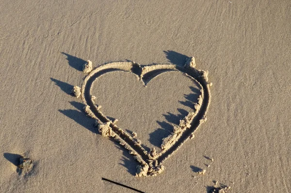 Baltık Denizi Sahilinin Kumlarına Boyanmış Güzel Bir Kalp Şekli Biraz — Stok fotoğraf