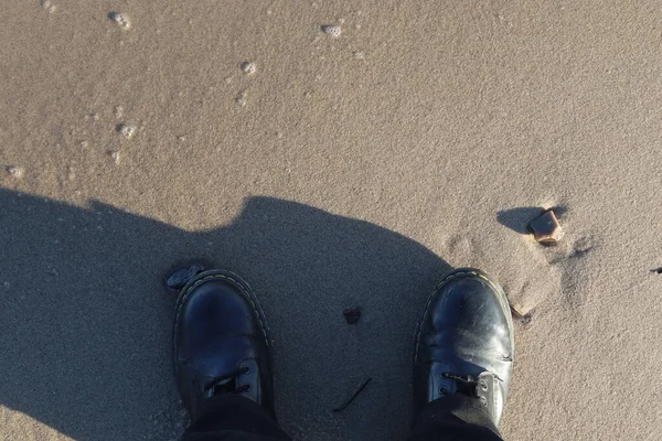 Pies Humanos Zapatos Negros Una Playa Mar Báltico Norte Alemania —  Fotos de Stock