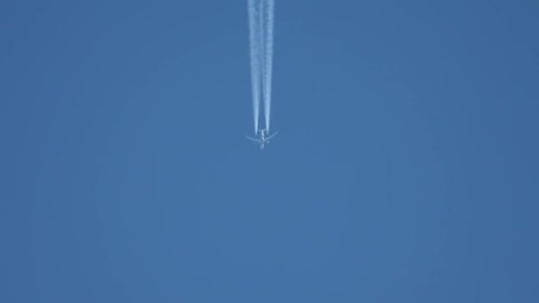 Jet Vliegtuig Vliegen Hoog Lucht Bladeren Contrails Heldere Blauwe Lucht — Stockvideo