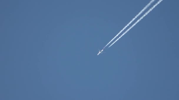 Jet Vliegtuig Vliegen Hoog Lucht Bladeren Contrails Heldere Blauwe Lucht — Stockvideo