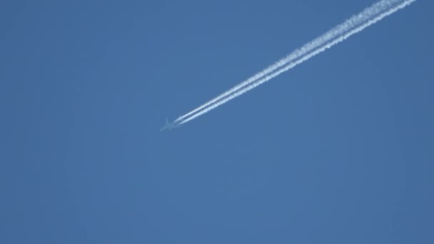 Jet Vliegtuig Vliegen Hoog Lucht Bladeren Contrails Heldere Blauwe Lucht — Stockvideo