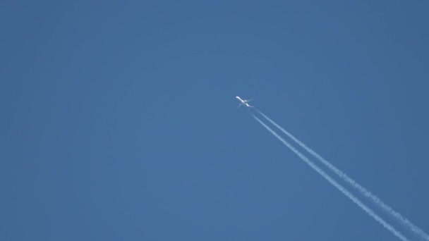 Jet Vliegtuig Vliegen Hoog Lucht Bladeren Contrails Heldere Blauwe Lucht — Stockvideo