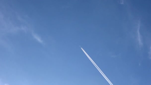 Jet Vliegtuig Vliegen Hoog Lucht Bladeren Contrails Heldere Blauwe Lucht — Stockvideo