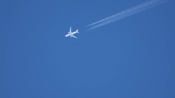 Avião Jato Voando Alto Céu Deixa Rastros Céu Azul Claro — Vídeo de Stock
