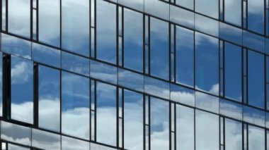 Yazın gökyüzünü yansıtan ofis binasının dış görünüşü ve zaman aralığı