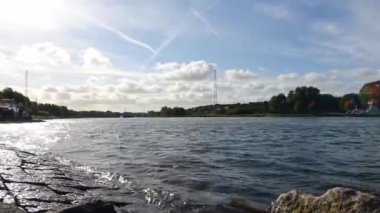 Almanya 'da Kiel Kanalı' ndan geçen büyük kargo gemileri ve feribotlar zaman aşımına uğradı.