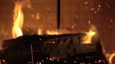 Güzel kırmızı ve turuncu bir şöminede yanan ateşin hiperaktifliği..
