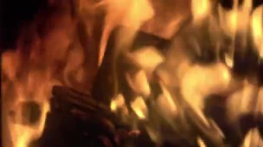 Sıcak ve sıcacık ateş turuncu alevlerle yanıyor.