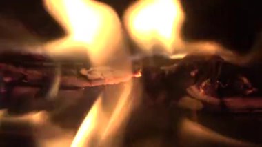 Sıcak ve sıcacık ateş turuncu alevlerle yanıyor.