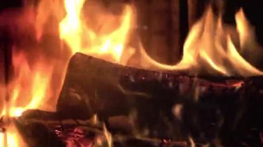 Sıcak ve sıcacık ateş turuncu alevlerle yanıyor.