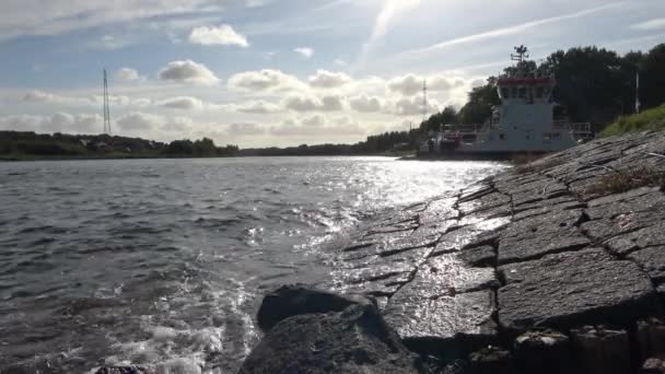 Časová Prodleva Velkých Nákladních Lodí Trajektu Přes Kanál Kiel Německu — Stock video