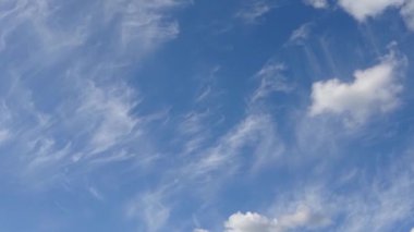 Gün batımında kaybolan güzel sirrus bulutlarının hızlandırılmış görüntüleri.