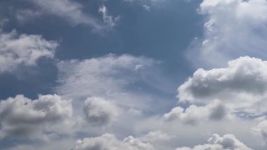 Gün batımında kaybolan güzel sirrus bulutlarının hızlandırılmış görüntüleri.