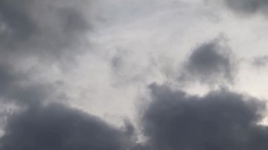 Kara bulutların fırtınadan önce toplanma zamanı.