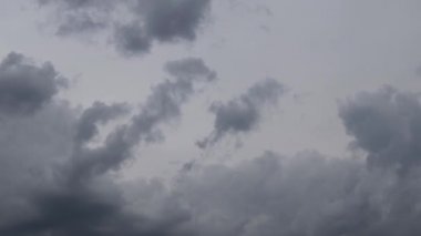 Kara bulutların fırtınadan önce toplanma zamanı.