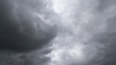 Kara bulutların fırtınadan önce toplanma zamanı.