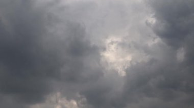 Kara bulutların fırtınadan önce toplanma zamanı.