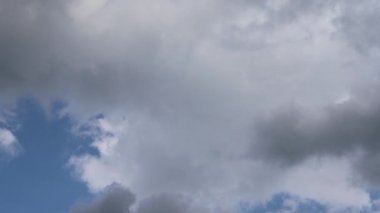 Kara bulutların fırtınadan önce toplanma zamanı.