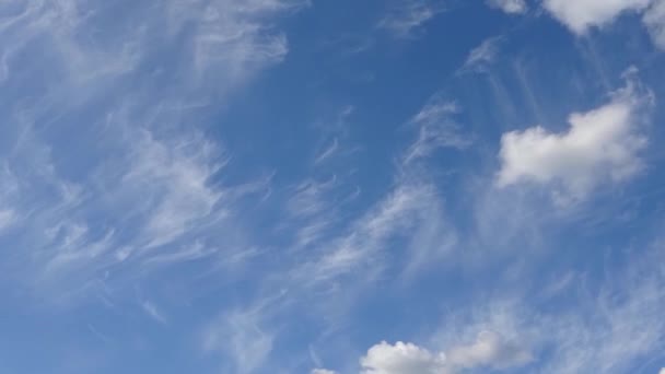 美丽的卷云在夕阳的天空中消失的时间流逝片段 — 图库视频影像