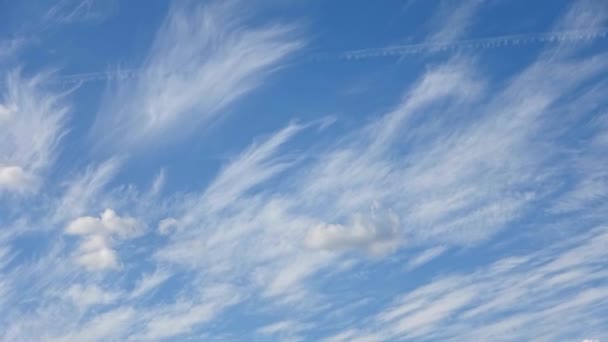 美丽的卷云在夕阳的天空中消失的时间流逝片段 — 图库视频影像