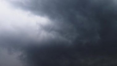 Kara bulutların fırtınadan önce toplanma zamanı.