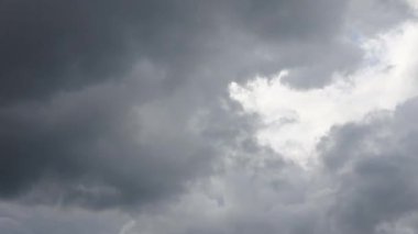 Kara bulutların fırtınadan önce toplanma zamanı.