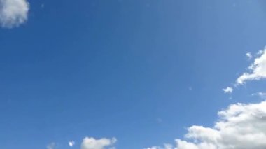 Derin mavi bir yaz gökyüzünde çarpıcı bir sirrus bulutu oluşumunun zamanaşımı