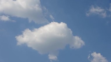 Derin mavi bir yaz gökyüzünde çarpıcı bir sirrus bulutu oluşumunun zamanaşımı