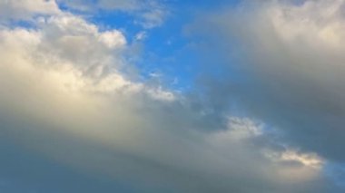 Derin mavi bir yaz gökyüzünde çarpıcı bir sirrus bulutu oluşumunun zamanaşımı