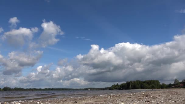 Czas Upływa Piękny Biały Cumulus Chmury Poruszają Się Nad Jeziorem — Wideo stockowe