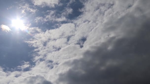 Zeitraffer Weißer Flauschiger Wolken Mit Der Sonne Tiefblauen Himmel — Stockvideo