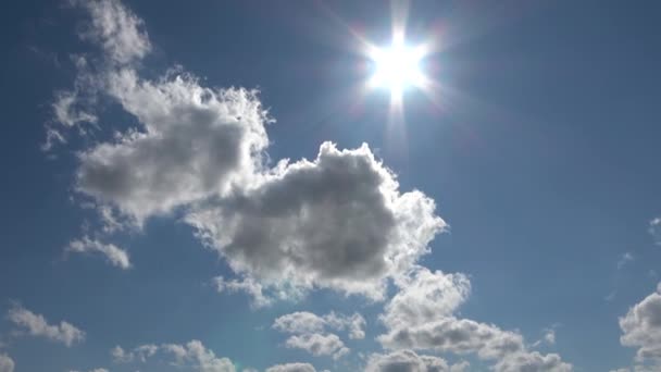 Czas Upływa Białych Puszystych Chmur Słońcem Świecącym Głębokim Błękitnym Niebie — Wideo stockowe