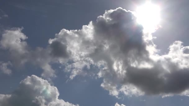 Lapso Tempo Nuvens Brancas Fofas Com Sol Brilhando Céu Azul — Vídeo de Stock