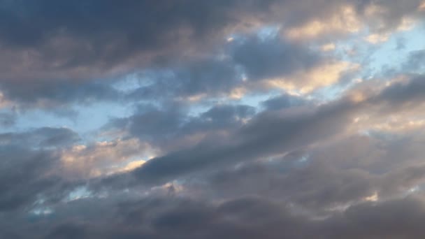 空を移動する美しいオレンジ色の夕日の雲の時間経過 — ストック動画