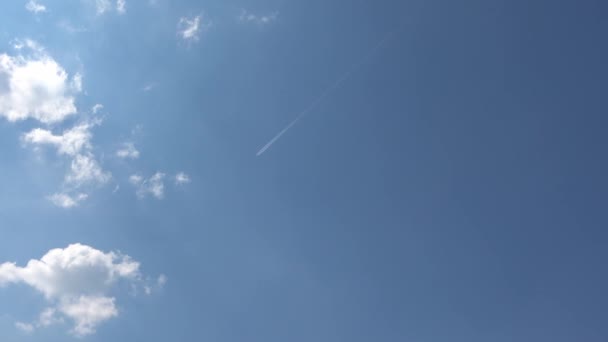 Літак Паровою Стежкою Блакитному Небі Літає Деякі Хмари — стокове відео