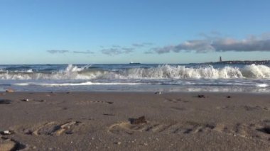 Laboe Almanya 'daki Dünya Savaşı Anıtı' nın Baltık Denizi 'nden geçen kargo gemileri.