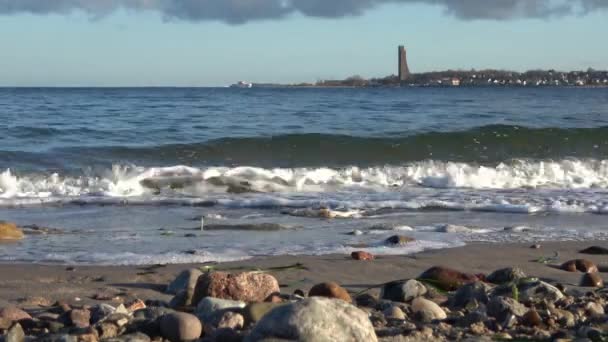 Грузовые Суда Проходящие Балтийской Морской Воде Памятника Мировой Войне Германии — стоковое видео
